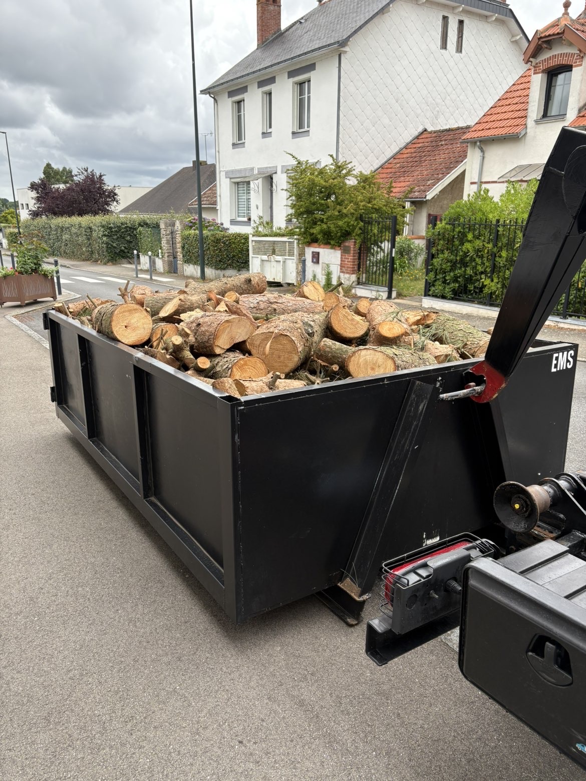 Benne EMS chargee de materiaux de chantier