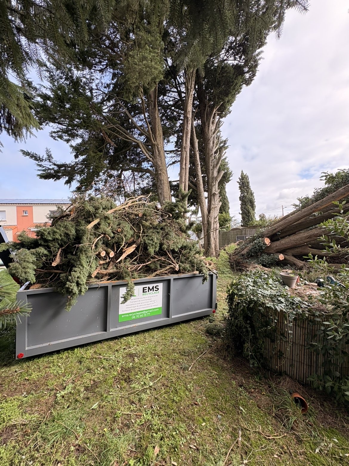 Camion plateau EMS Recyclage en operation