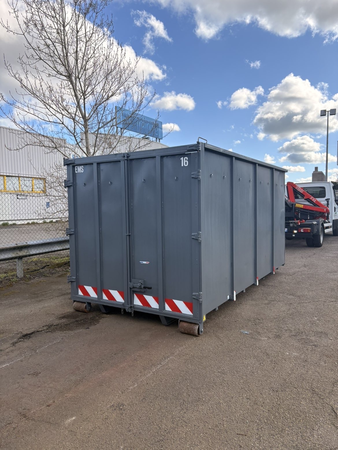 Transport de benne EMS sur route departementale